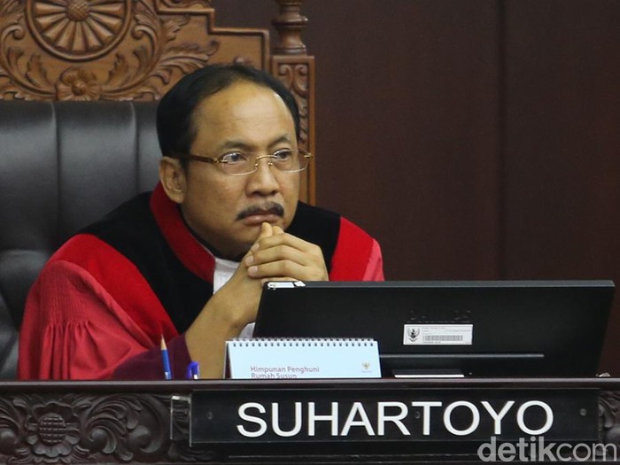 Hakim Konstitusi, Suhartoyo
