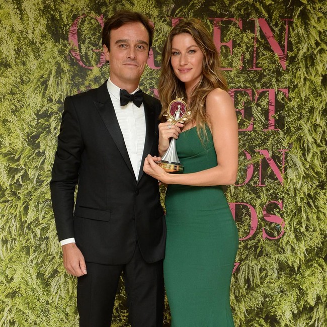 Malam itu, Gisele dianugerahi penghargaan Eco Laureate Award atas komitmennya membantu upaya pelindungan hutan Amazon. Dunia butuh individu dan perusahaan yang mampu memberi solusi yang berkelanjutan. Industri fashion memiliki kekuatan untuk memimpin gerakan ini, kata istri atlet rugby Tom Brady itu. Foto: Instagram