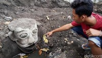 Kini masyarakat tampak ramai-ramai mendatangi lokasi karena penasaran dengan wujud Umbul Buto.