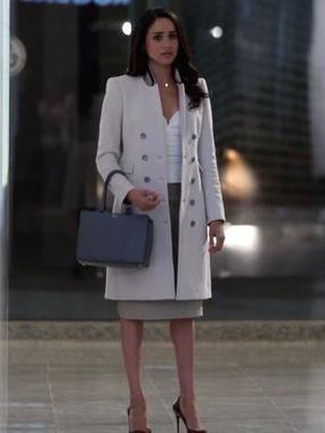 Anda juga bisa memakai atasan tanpa lengan untuk dipadukan dengan rok atau celana. Jika ingin tampil lebih sopan atau formal, tambahkan blazer panjang. (Foto: Pinterest)