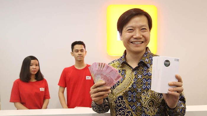 Founder & CEO Xiaomi, Lei Jun (kedua kiri) didampingi Jeremy Sim, CEO Erajaya Retail Group dan Hasan Aula, CEO PT. Erajaya Swasembada Tbk dan Wang Xiang, Senior Vice President Xiaomi Global ketika melihat produk Xiaomi di Authorized Mi Store yang baru dibuka di Summarecon Mall Bekasi, Jawa Barat, Selasa (26/9).