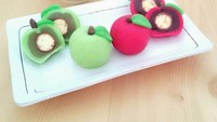 Jika tadi ada mooncake yang berbentuk semangka, kali ini ada mooncake yang dibentuk seperti buah apel. Foto: Istimewa