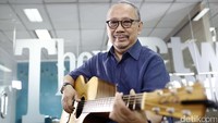 Ebiet G Ade mengawali kunjungannya kali ini dengan bermain dua lagu. Foto: Rachman Haryanto
