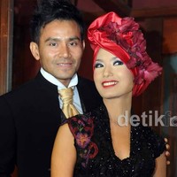 Dinikahi penyanyi Judika, Duma Riris memilih kebaya hitam rancangan Anne Avantie. Kabarnya kebaya berpotongan gaun tersebut adalah kado dari sang perancang. (Foto: detikFoto)