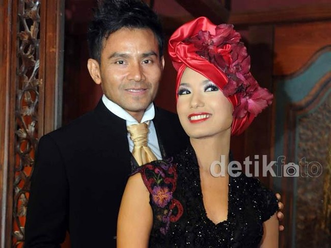 Dinikahi penyanyi Judika, Duma Riris memilih kebaya hitam rancangan Anne Avantie. Kabarnya kebaya berpotongan gaun tersebut adalah kado dari sang perancang. (Foto: detikFoto)