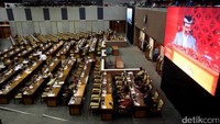 Dengan demikian, sidang ini kuorum karena anggota DPR yang izin dianggap mengikuti sidang. Totalnya menjadi 290 anggota DPR, lebih dari 50+1 jumlah total anggota dewan.