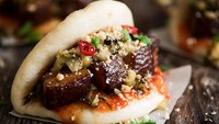 Jangan melewatkan untuk mencoba roti daging berlapis daging ini di Taiwanese Night Market! Mintalah irisan mayo pedas untuk menambah kelezatan pork buns Anda. Foto: Istimewa
