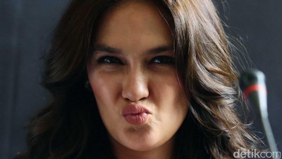 Pose Duck Face Luna Maya, Yay or Nay?