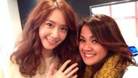 Saat berkunjung ke SM Entertainment, Nirina Zubir sempat bertemu dengan Yoona, member SNSD. Dok.Instagram/nirinazubir_