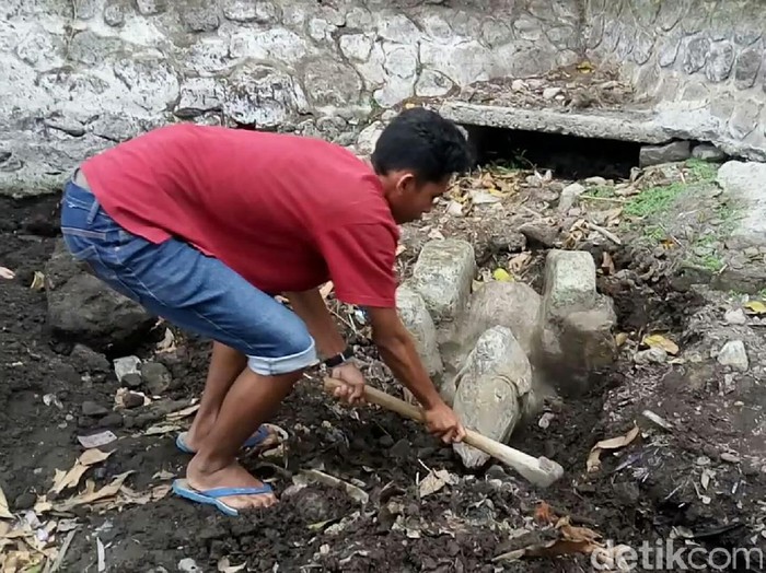 Warga mulai menggali sendiri tanah di dasar Umbul Buto, Klaten, Selasa (26/9/2017).