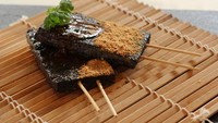 Pigs Blood Rice Cakes, makanan ini sangat mudah dibuat di rumah. Darah babi yang berwarna gelap dicampur ke sticky rice, lalu dibentuk menjadi kotak atau persegi panjang, celupkan ke dalam kacang yang sudah ditumbuk, dan sajikan dengan sticknya! Foto: Istimewa
