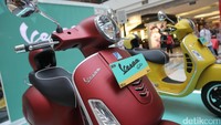 Vespa GTS 150 dibanderol Rp 49,9 juta (OTR Jakarta), GTS 300 Rp 109 juta (OTR Jakarta).