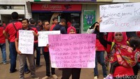 Mantan pegawai 7-Eleven demo di depan PT Modern Internasional Tbk (MDRN) selaku induk usaha dari PT Modern Sevel Indonesia (MSI) di Matraman, Jakarta.