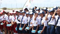 Anak-anak sekolah di Pulau Miangas menyambut kedatangan rombongan Kemenpora dan peserta Kirab Nusantara 2017. Pulau Miangas, yang berbatasan dengan Filipina, berpenduduk hanya sekitar 700 jiwa.