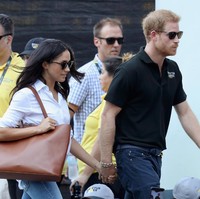 Meghan Markle tampil chic dengan padu padan yang tak pernah tampak membosankan, yakni kemeja putih dan celana jeans skinny. Aksesori seperti tote bag dan flat shoes yang nyaman dipilih Meghan untuk melengkapi penampilannya. Foto: Chris Jackson/Getty Images