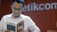 14 tahun berlalu, novelnya pun di reboot. Kali ini novel Jomblo Reboot diterbitkan oleh Falcon Publishing. Foto: Asep Syaifullah