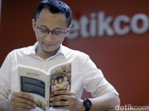 Kunci Novel Adhitya Mulya, Komedi Jadi Cara Terbaik Pengantar Pesan