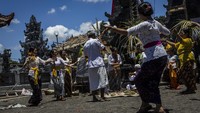 Meski warga was-was Gunung Agung meletus, mereka tetap beraktivitas di sekitar 12 kilometer dari puncak gunung tersebut. Ulet Ifansasti/Getty Images.