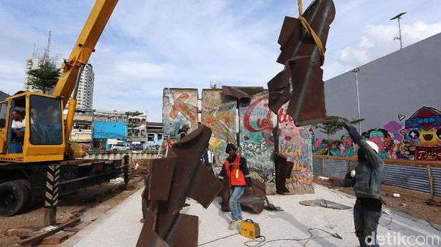 Tembok Berlin Karya Teguh Ostenrik Akhirnya Dipajang di RPTRA Kalijodo 