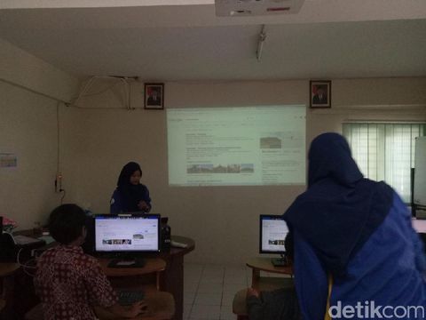Anak-anak penghuni Rusunawa Penjaringan Sari belajar komputer/