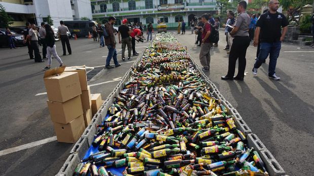 Satu bulan hampir kurang lebih 7.000 botol miras disita.
