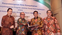 Direktur Utama BPJS Ketenagakerjaan Agus Susanto (dua kiri), berjabat tangan dengan Direktur Business Banking CIMB Niaga Rahardja Alimhamzah (kanan), disaksikan Presiden Direktur CIMB Niaga Tigor M Siahaan (dua kanan) dan Direktur Perluasan Kepesertaan dan Hubungan Antar Lembaga BPJS Ketenagakerjaan E Ilyas Lubis (kiri), usai menandatangani nota kesepahaman antara BPJS Ketenagakerjaan dan CIMB Niaga, di Jakarta, Selasa (26/9/2017).