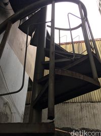 Tangga darurat di kosan Murti. 
