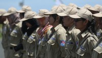 Sejumlah peseta Kirab Pemuda Nusantara 2017 berbaris rapi saat mengikuti upacara pembukaan di Minages. Mereka akan mengadakan sejumlah kegiatan di antaranya Napak Tilas Kebhinekaan, pawai seni dan budaya pemuda, bakti sosial, serta beberapa aktivitas kreatif yang melibatkan pemuda.