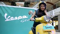 Model bergaya dengan GTS 300, model Vespa termahal di Indonesia.