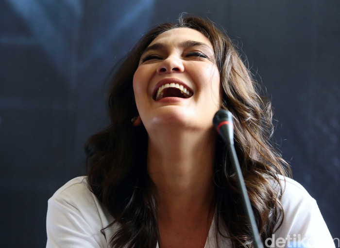 Pose Duck Face Luna Maya, Yay or Nay?
