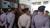 Pimpinan KPK yang tampak mengintip di antara penjagaan polisi di praperadilan itu adalah Wakil Ketua KPK Saut Situmorang (Foto: Ari Saputra/detikcom)