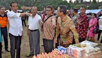 Presiden Joko Widodo (Jokowi) tidak hanya membagikan buku tulis dan pakaian kepada para pengungsi Gunung Agung. Ia juga memberikan bantuan logistik senilai Rp 7,2 miliar. Agus Suparto/Setpres.