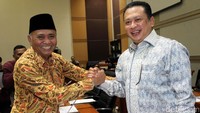 Ketua KPK Agus Rahardjo melakukan salam komando dengan Bambang Soesatyo saat menghadiri rapat di Komisi III DPR.