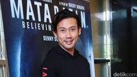 Aktor berusia 35 tahun itu tampil kasual. Pool/Ismail/detikFoto.