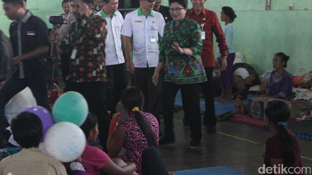 Ke Pos Kesehatan Pengungsi Gunung Agung, Menkes Cek Persediaan Obat