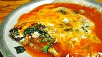 Oyster Omelet, jenis kuliner ini berupa telur dadar yang dicampur dengan sedikit tepung kanji, irisan daun selada, serta beberapa potong daging kerang. Sebagai sentuhan akhir, telur dadar ini disiram saus berwarna merah dengan cita rasa asam dan sedikit pedas.  Foto: Istimewa