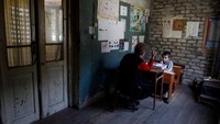Dia adalah satu-satunya siswa yang sekolah di Desa Makarta, sebuah perkampungan terpencil yang berada di pegunungan. Desa ini berada di  100 Km sebelah utara ibukota Tbilisi, Georgia (David Mdzinarishvili/Reuters)