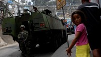 Kendaraan militer tertangkap kamera dalam operasi pasca bentrok antara geng narkoba di Rocinha, Rio de Janeiro (Dok. REUTERS/Bruno Kelly)
