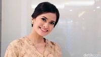 Ia tampil tampak cantik dengan makeup natural. Pool/Ismail/detikFoto.