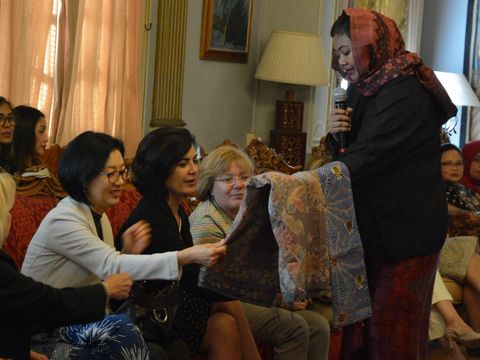 Bangga! Keunikan Batik Indonesia Memesona Warga Italia di Roma