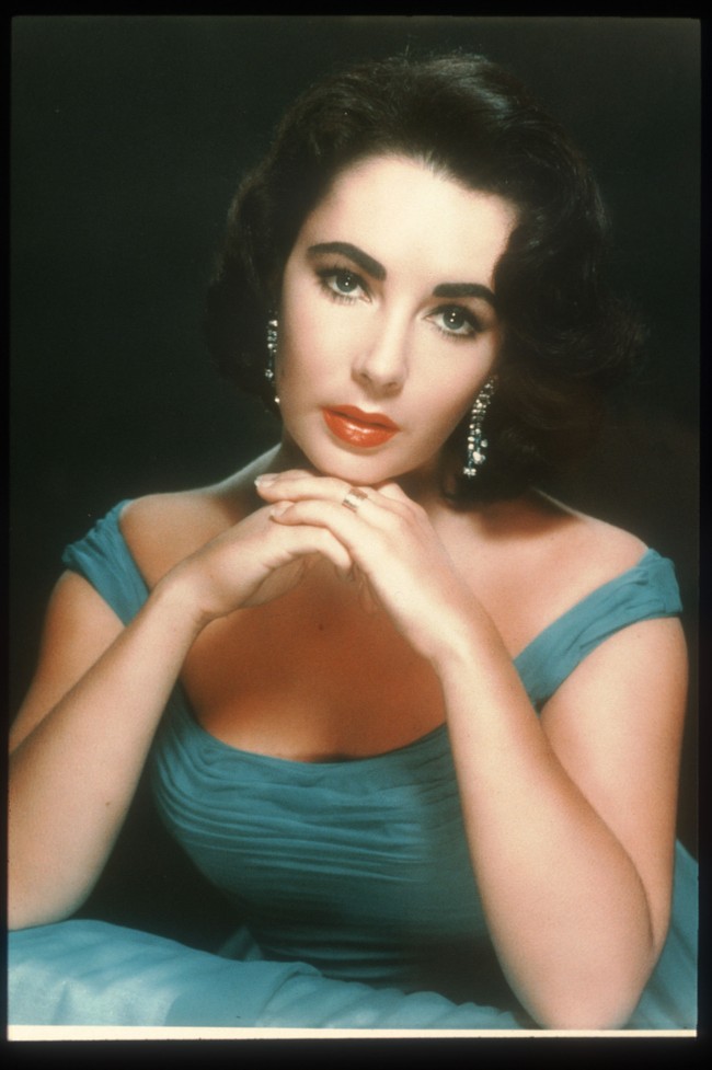 Sulit untuk menandingi koleksi perhiasan milik legenda Hollywood Elizabeth Taylor. Ia memiliki 10 cincin tunangan sepanjang hidupnya, termasuk ice rink emerald-cut 29,4 karat dari produser film Mike Todd. Cincin ini menjadi salah satu simbol kemewahan abadi Taylor, memperlihatkan gaya hidup bintang yang tak tertandingi. (Foto: Getty Images)