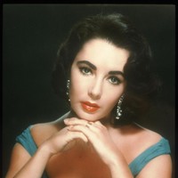 Sulit untuk menandingi koleksi perhiasan milik legenda Hollywood Elizabeth Taylor. Ia memiliki 10 cincin tunangan sepanjang hidupnya, termasuk ice rink emerald-cut 29,4 karat dari produser film Mike Todd. Cincin ini menjadi salah satu simbol kemewahan abadi Taylor, memperlihatkan gaya hidup bintang yang tak tertandingi. (Foto: Getty Images)