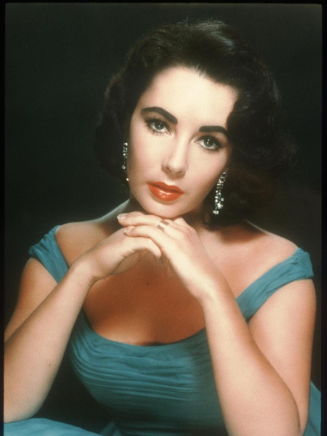 Elizabeth Taylor pernah menikah tujuh kali, tapi hanya satu pria yang dia lamar. Sang aktris legendaris melamar aktor Michael Wilding dan keduanya menikah pada 1952. Lima tahun kemudian keduanya berpisah. Foto: Getty Images