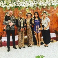 Kebaya hitam juga menjadi pilihan aktris Ratu Felisha untuk hari spesialnya. (Foto: Instagram)