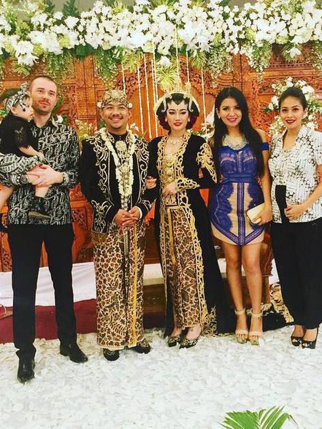 Kebaya hitam juga menjadi pilihan aktris Ratu Felisha untuk hari spesialnya. (Foto: Instagram)