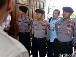 Gaya Pimpinan KPK Intip Sidang Praperadilan Novanto