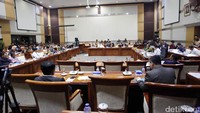 Dalam rapat ini Wakil Ketua KPK Laode M Syarif menjelaskan panjang lebar terkait prosedur penyadapan yang dilakukan lembaganya. Laode mengatakan, kewenangan penyadapan KPK sudah sesuai prosedur yang berlaku.