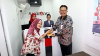 Kehadiran Bank DKI di pasar-pasar kelolaan PD Pasar Jaya adalah sebagai upaya untuk meningkatkan layanan perbankan khususnya peningkatan portofolio pembiayaan mikro dan ritel kepada para pedagang pasar, baik yang dikelola oleh PD Pasar Jaya maupun pasar lainnya. Foto: dok. Bank DKI