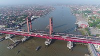 Di sebelah jembatan, membentang LRT membelah bumi Sriwijaya.