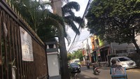 Berdasarkan fakta pengadilan, Fuad Amin membeli rumah itu pada 10 Maret 2010 seharga Rp 5 miliar. Pembayaran dilakukan secara tunai dan selanjutnya diatasnamakan istri Fuad Amin, Siti Masnuri. Kini, rumah itu masuk dalam putusan MA untuk dirampas negara. Namun butuh proses bagi KPK guna mengeksekusi rumah itu.